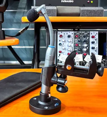 Shure - Beta 98AMP/C Mini Cardioid Condenser Microphone with A75M Microphone Mount